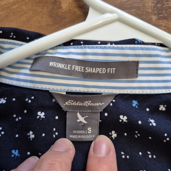 Eddie Bauer Women’s Navy Floral Wrinkle-Free Button Shirt – Size Small - Picture 2 of 4